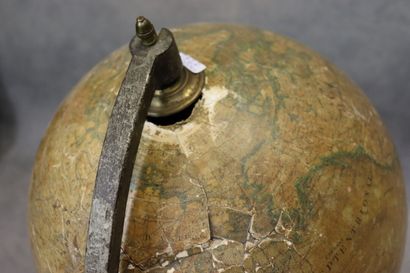 J. LEBEQUE et Cie. Map monde sur pied en...