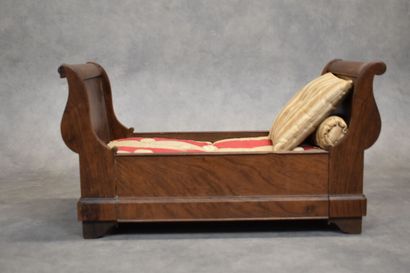 Lit de poupée en bois sculpté avec matelas...