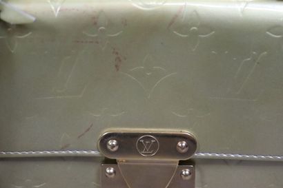 LOUIS VUITTON. Petit sac à main en cuir vernis,...