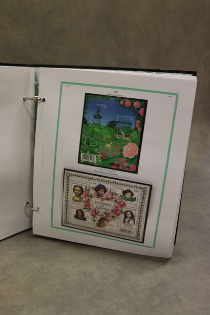 Réunion de cinq albums de timbres France...