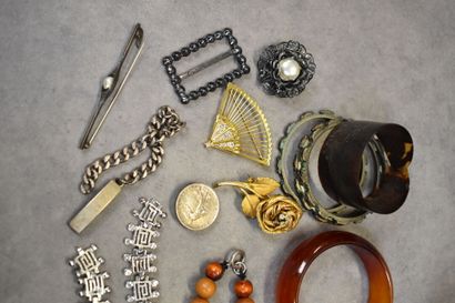 Réunion de bijoux fantaisie dont colliers,...