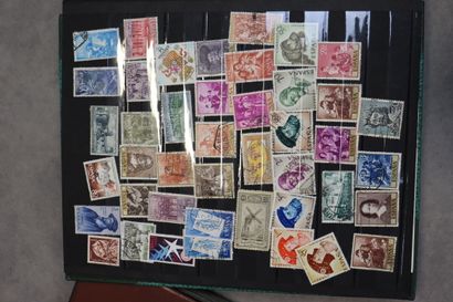 Réunion de 8 albums de timbres tous pays....