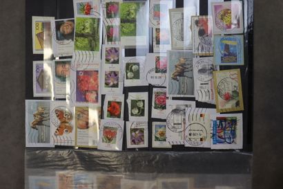 Réunion de 8 albums de timbres tous pays....