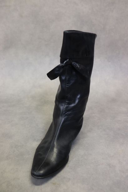 Christian DIOR. Paire de bottes en cuir noir,...