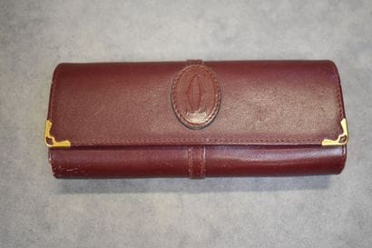 CARTIER. Un lot d'accessoires en cuir bordeaux...