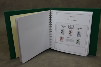 Réunion de quatre albums de timbres, dont...
