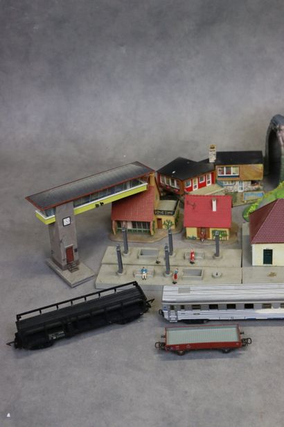 Réunion de quelques petits trains et accessoires....