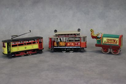 Réunion de trois jouets mécaniques en tôle...