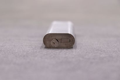 CARTIER. Briquet en métal, signé et numéroté...