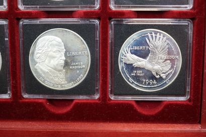 Un coffret comprenant 20 pièces de one dollar,...