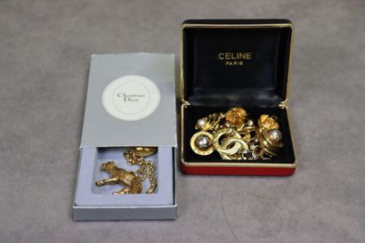 CELINE. Deux paires de clips et un bracelet...