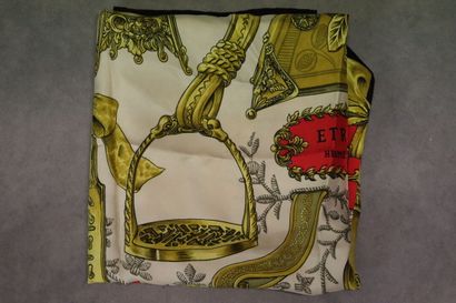 HERMES. Modèle Etriers. Carré en soie design...
