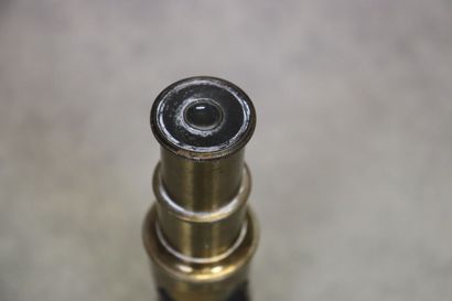 Microscope en laiton. Hauteur: 15cm. En ...