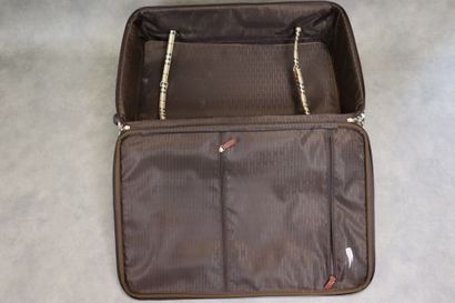 BURBERRY. Valise souple en toile enduite...