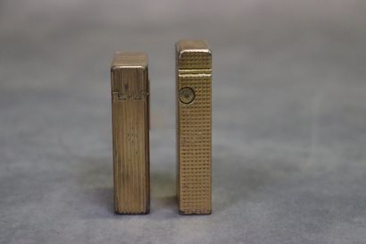 Réunion de deux briquets en métal doré, un...