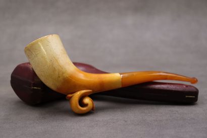 Une pipe en écume de mer avec son écrin....