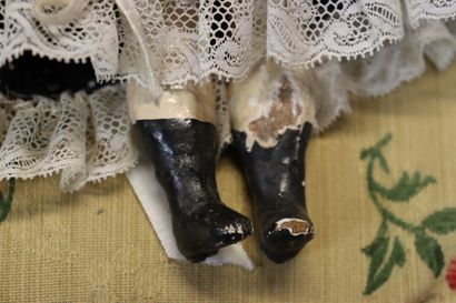 Réunion de deux petites poupées avec têtes...