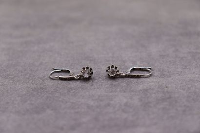 Une paire de boucles d'oreilles brisures...