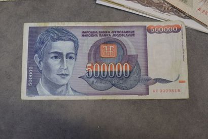 Réunion de cinquante cinq billets étrang...