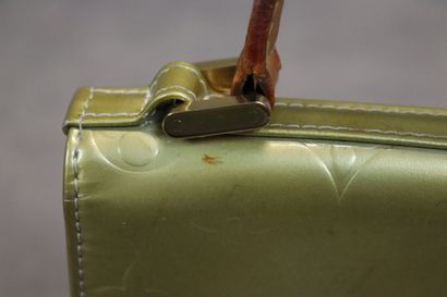 LOUIS VUITTON. Petit sac à main en cuir vernis,...