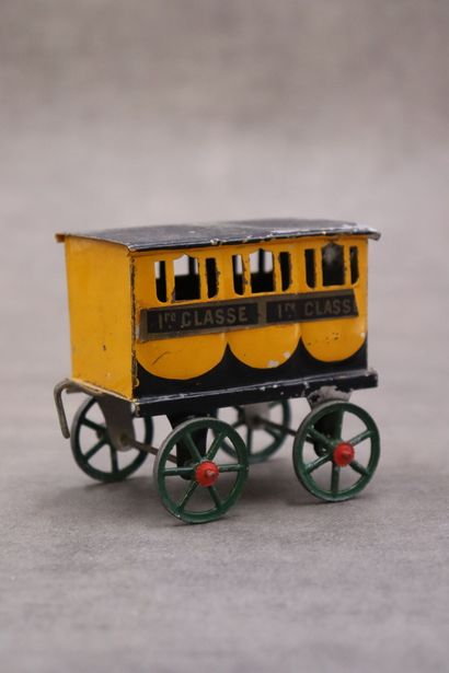 Une locomotive avec trois wagons, tôle polychrome....