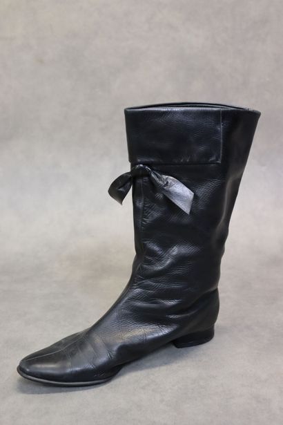 Christian DIOR. Paire de bottes en cuir noir,...