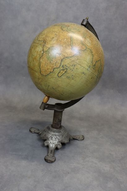 J. LEBEQUE et Cie. Map monde sur pied en...