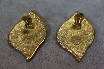 Yves Saint Laurent. Paire de boucles d'oreilles...
