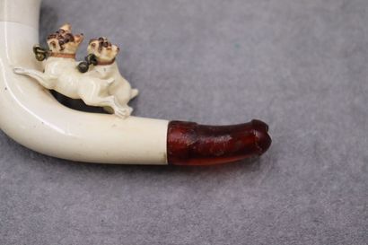 Réunion de trois pipes en écume de mer à...