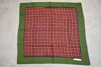 BALENCIAGA. Carré en soie motif tartan. Dimensions:...