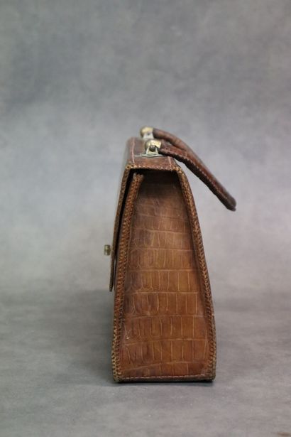 Sac à main en cuir camel, fermeture par bouton...