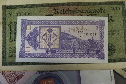 Réunion de cinquante cinq billets étrang...