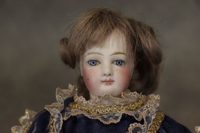 Poupée parisienne avec tête en biscuit et...