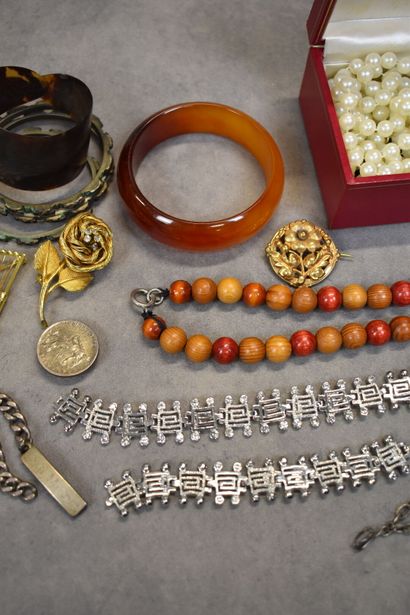 Réunion de bijoux fantaisie dont colliers,...