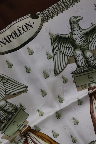 HERMES. Modèle Napoléon, carré en soie design...