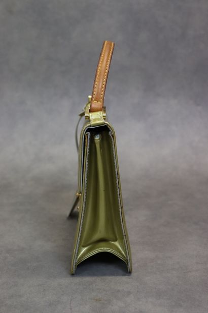 LOUIS VUITTON. Petit sac à main en cuir vernis,...