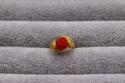 Une bague or jaune 750/°° avec au centre...
