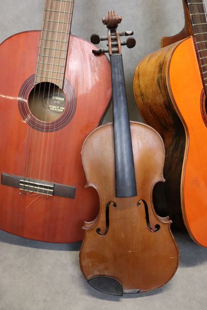 Réunion de deux guitares sèches (une di Giorgio,...