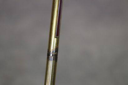 DUPONT. Stylo bille en argent plaqué or....