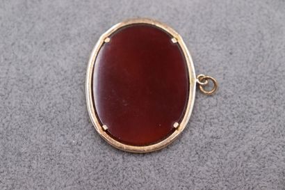 Un pendentif or 375/°° avec une plaque ovale...