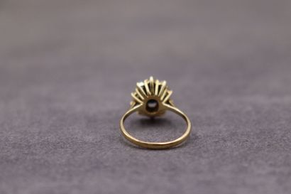 Une bague or jaune 750/°° entourage saphir....
