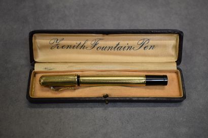 Un stylo plume en plaqué or avec plume r...