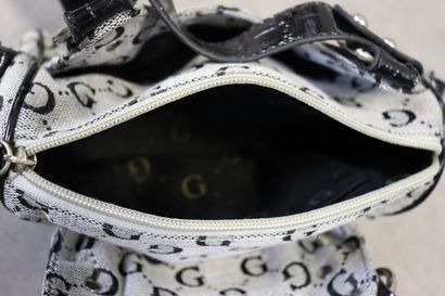 GUESS. Un petit sac à main en toile et cuir....