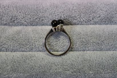 Une bague or gris 585/°° avec deux boules...