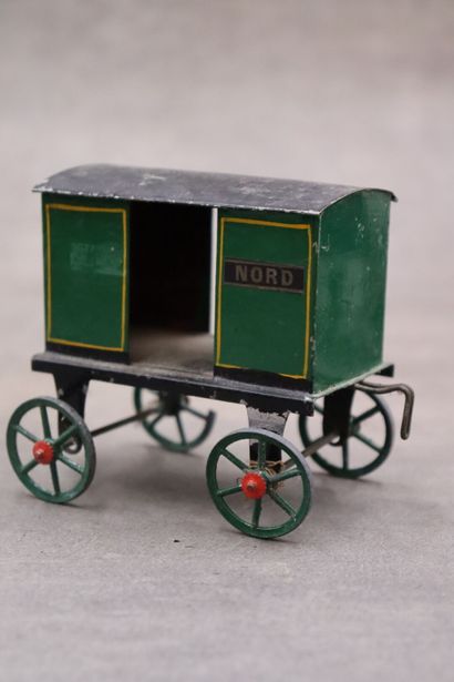 Une locomotive avec trois wagons, tôle polychrome....