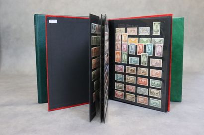 Réunion de trois classeurs de timbres neufs...