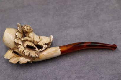Réunion de deux pipes en écume de mer à décor...