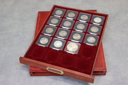 Un coffret comprenant 14 pièces half dollar...