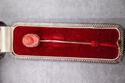 Epingle or rose 750/°° avec camée de corail.2.27...