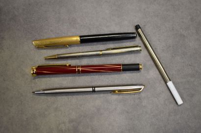 Réunion de quatre stylos deux billes et deux...